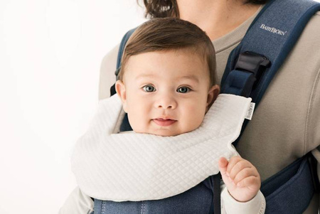 BABYBJORN ONE AIR - nosidełko, Granatowy + śliniaczek do nosidełka ergonomicznego One