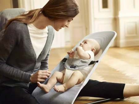 BABYBJORN - leżaczek BALANCE SOFT MESH - Srebrny / Biały